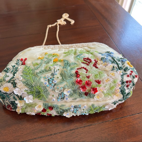 NWT VIRAL BEADED FLORAL CLUTCH - Picture 3 of 5